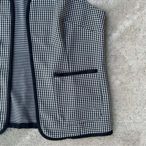 Vintage Black and White Women's Vest - Picture 4 of 6